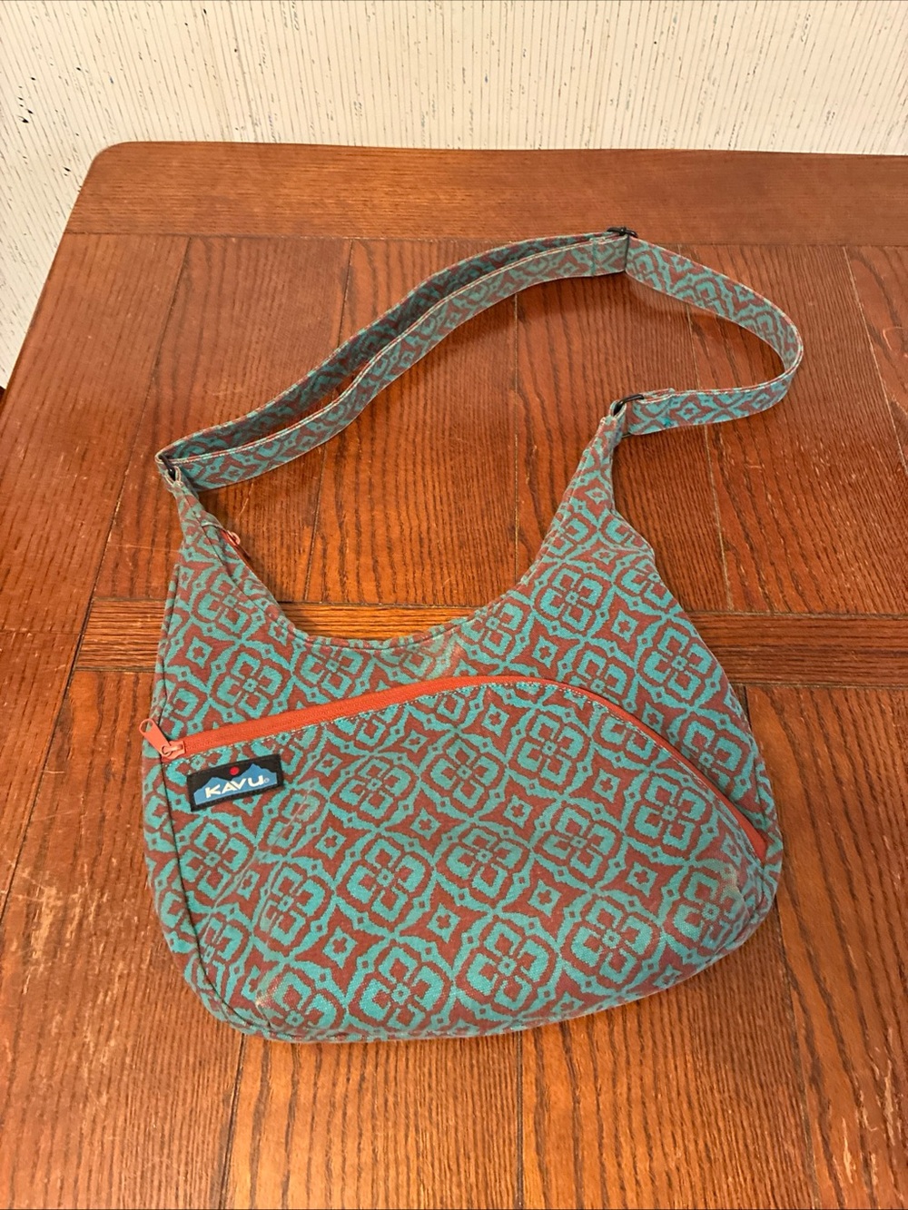 Kavu Sydney Satchel Crossbody Bag Adjustable Zip Sling Bag Floral Geometrical